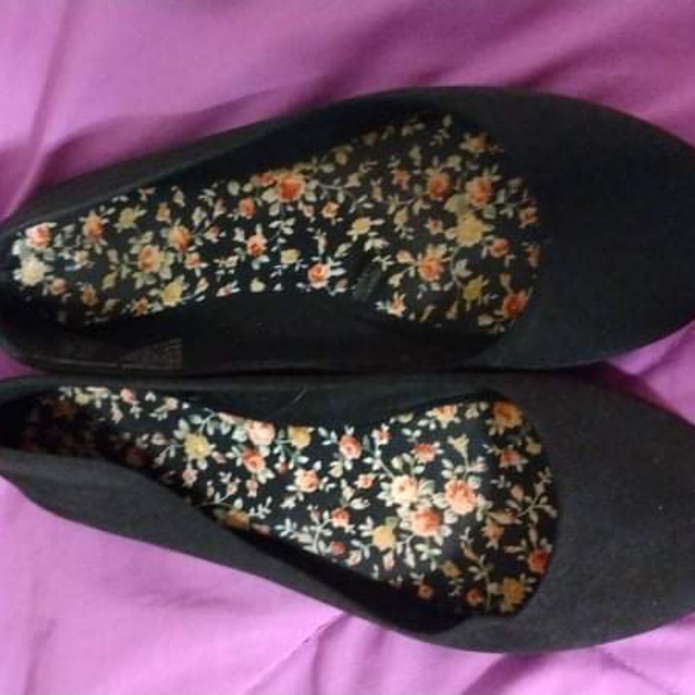 Black flats with flower print inside size 7 1/2